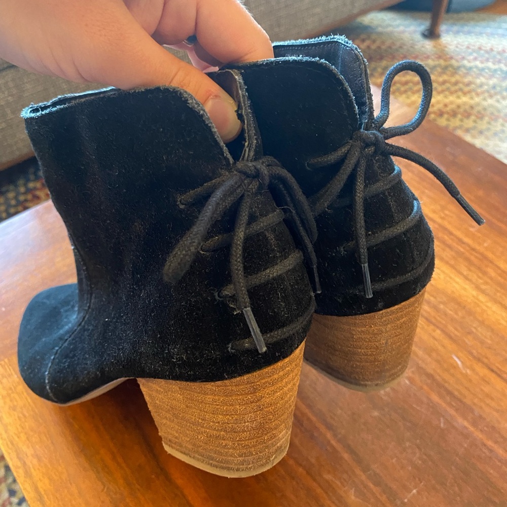 Tahari Charles black suede lace up ankle booties size 9